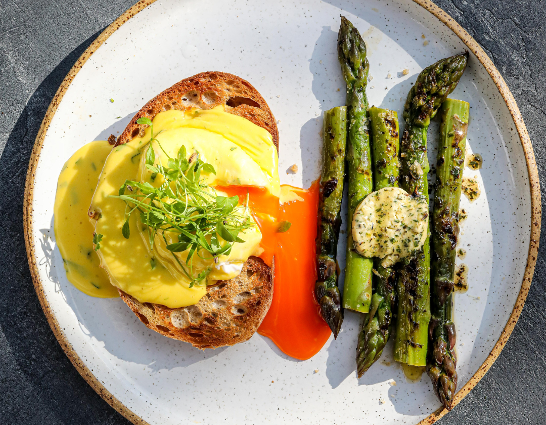 Poached asparagus with hollandaise